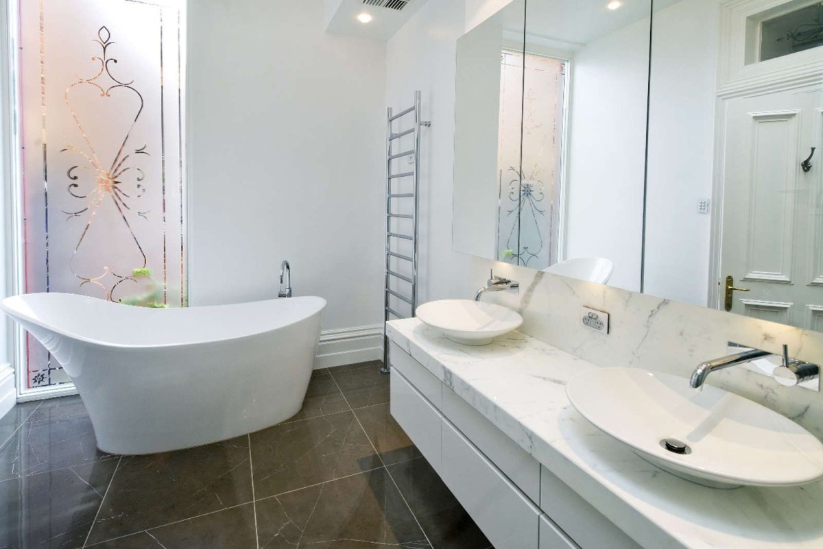 Простая и стильная ванная