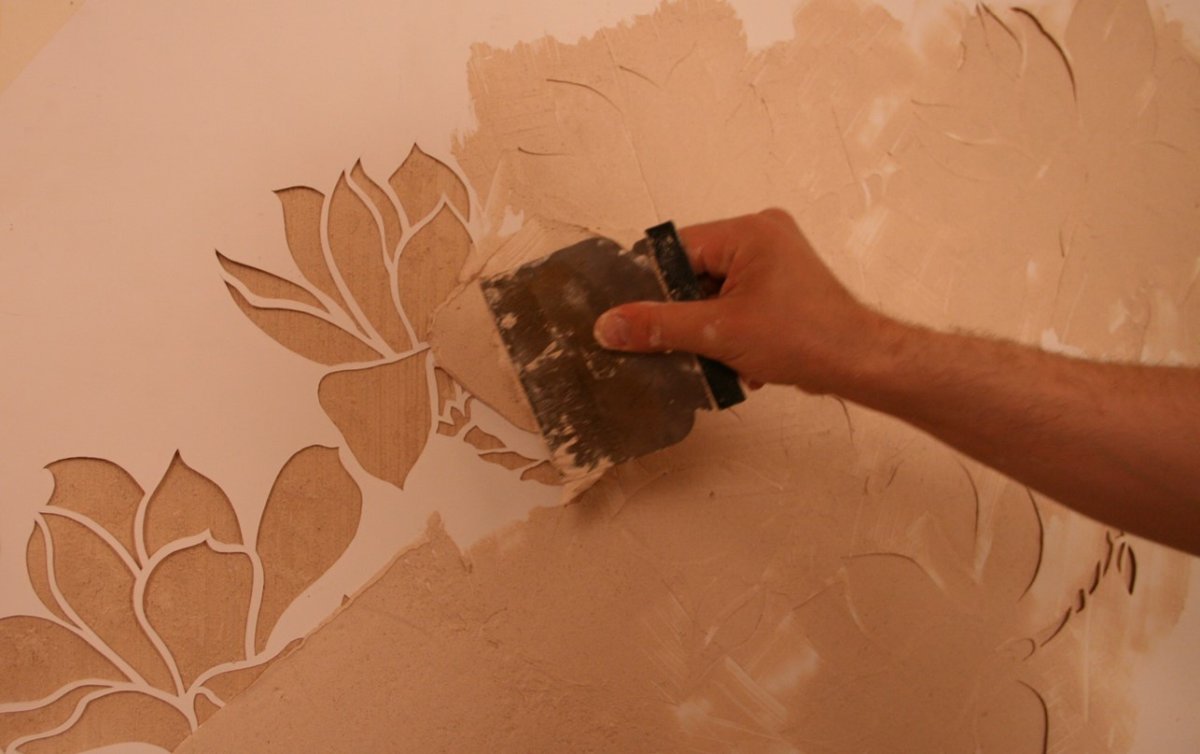 Крашеные стены с трафаретом