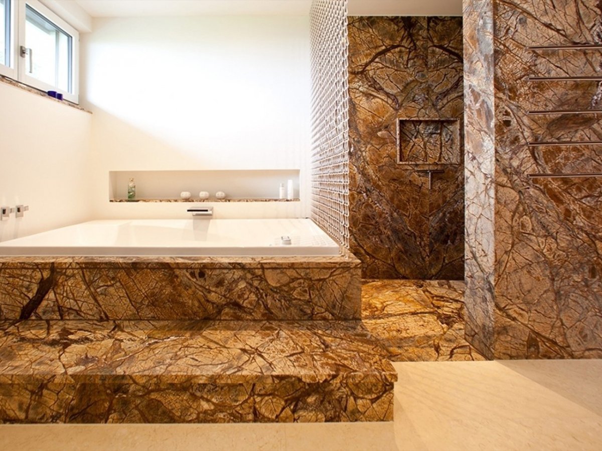 Натуральный камень мрамор в интерьере в доме из бруса