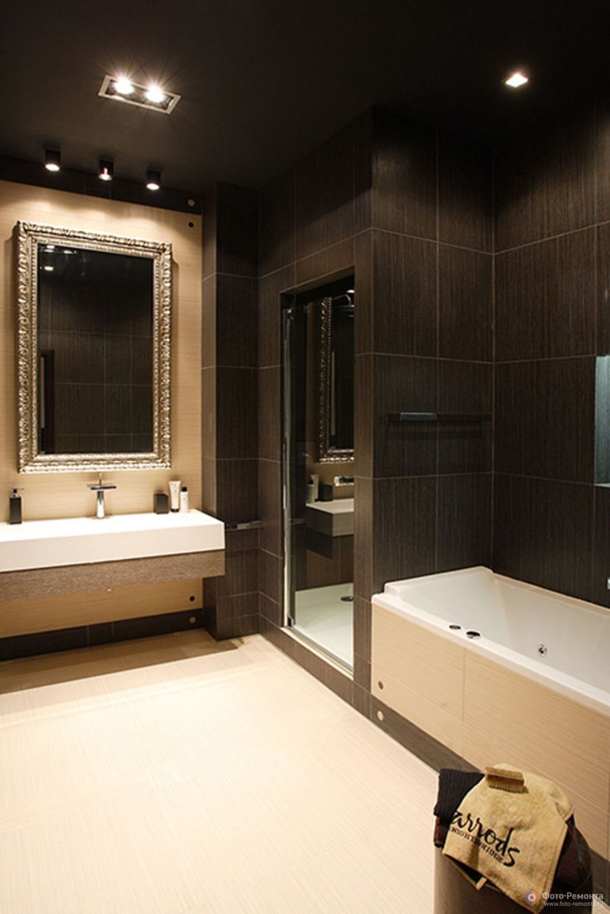 Коричнево черная ванная комната