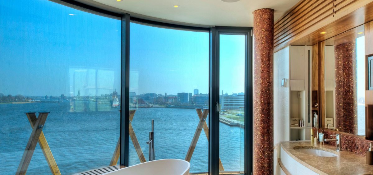 Ванна с панорамным окном