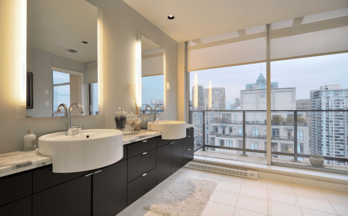 Ванная комната с панорамным окном