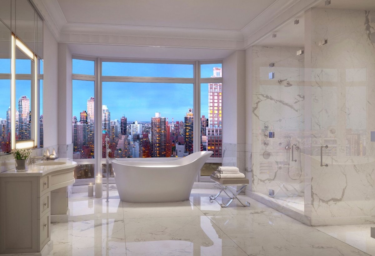 Красивая ванная с окном