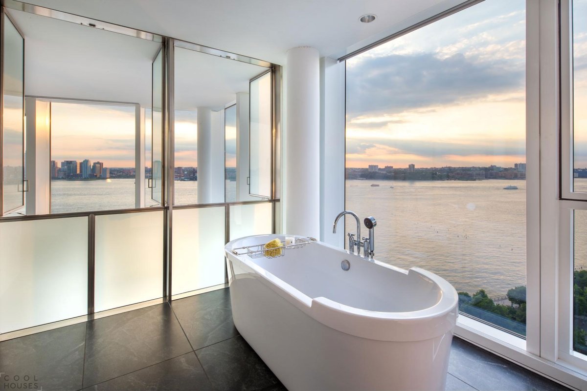 Красивая ванная с окном