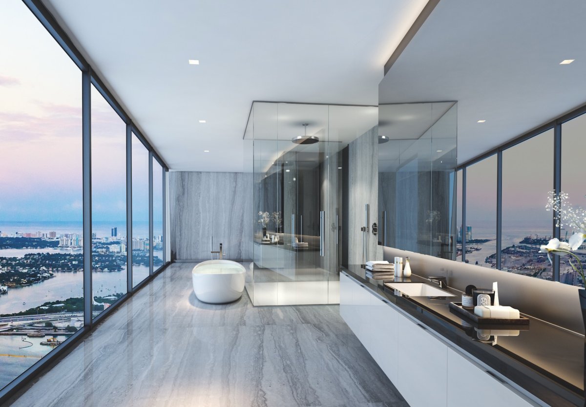 Ванная с окном в квартире