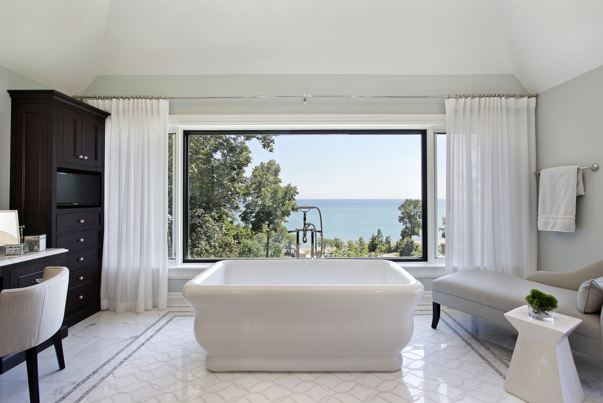 Ванная комната с большим окном
