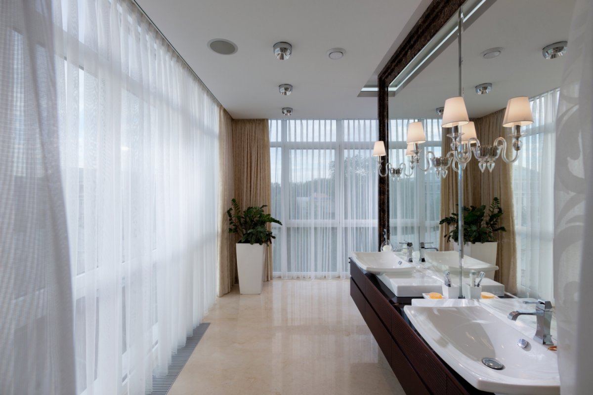 Интерьер большой ванной комнаты