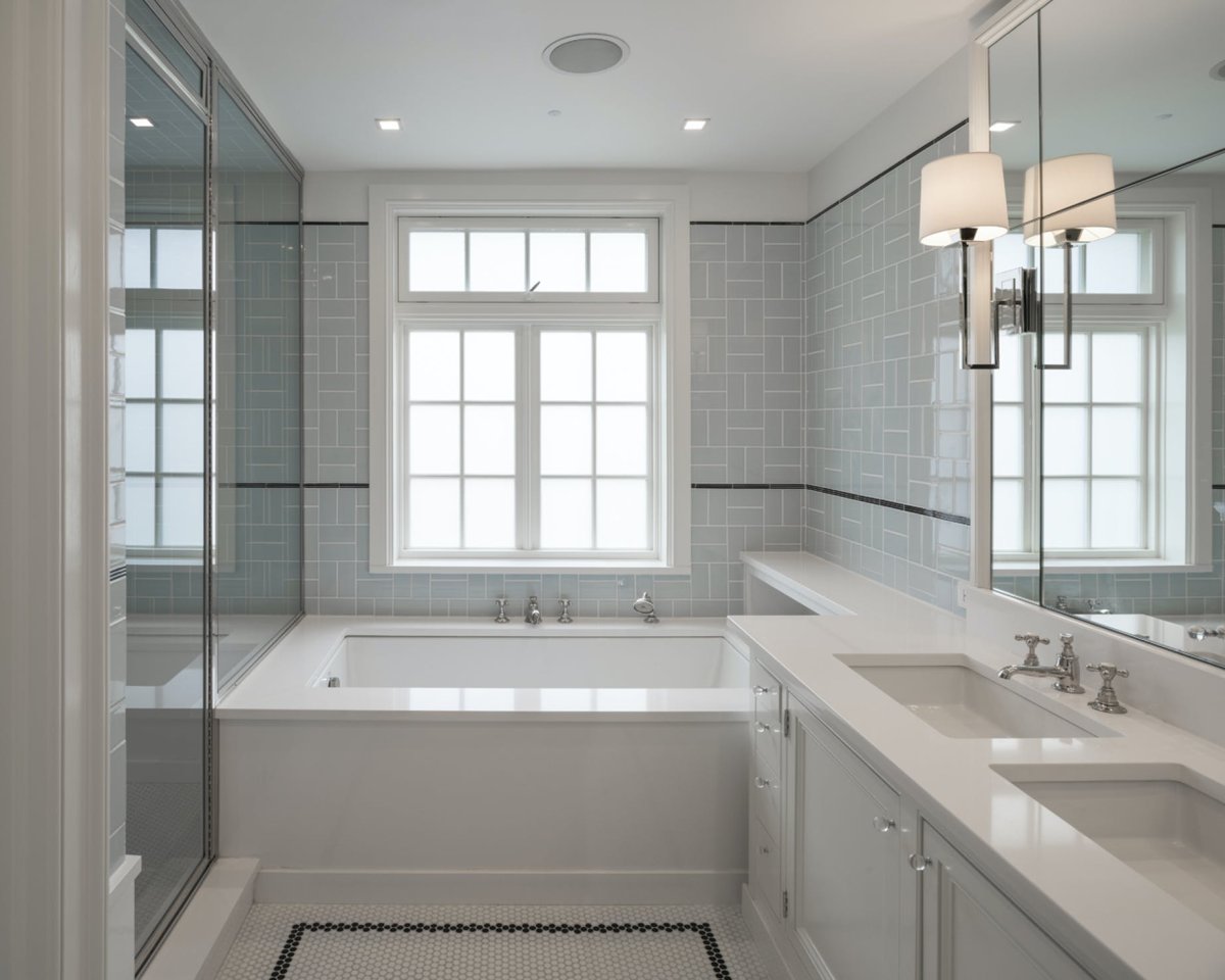 Маленькая ванная комната с окном