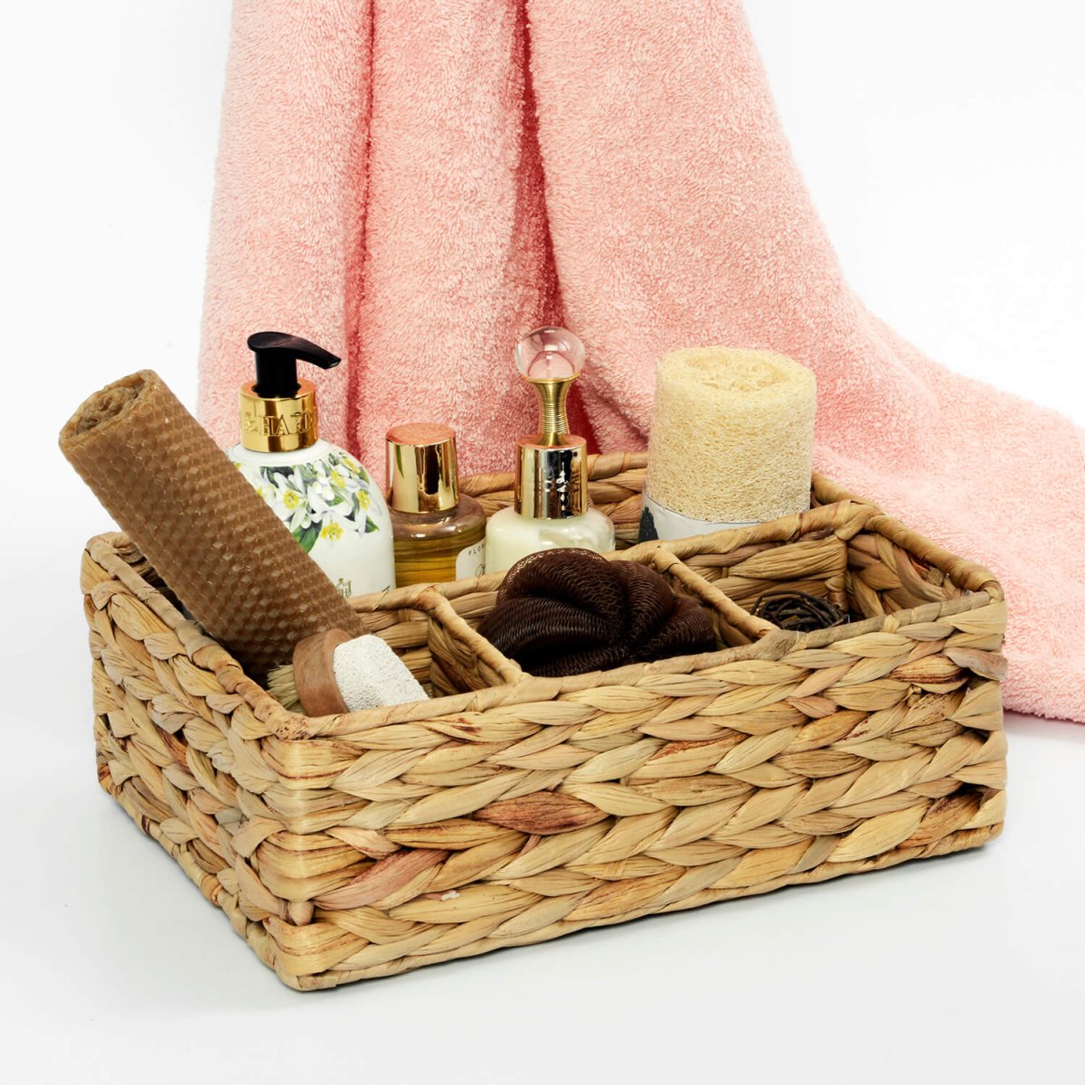 Маленькие плетеные корзины в интерьере место хранения для