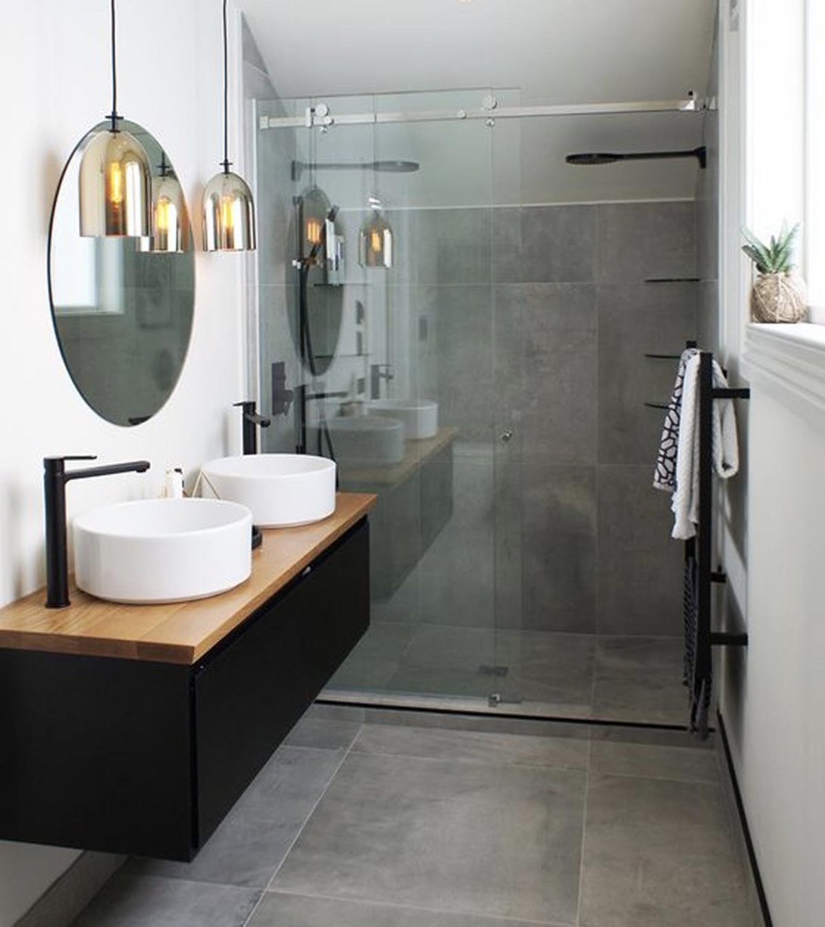 Серый керамогранит в ванной