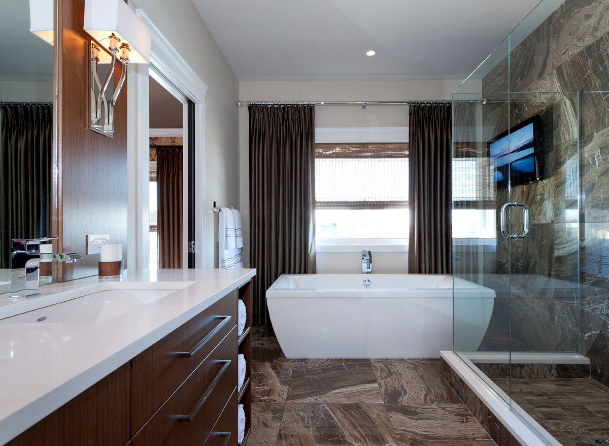 Коричневая ванная мраморная плитка