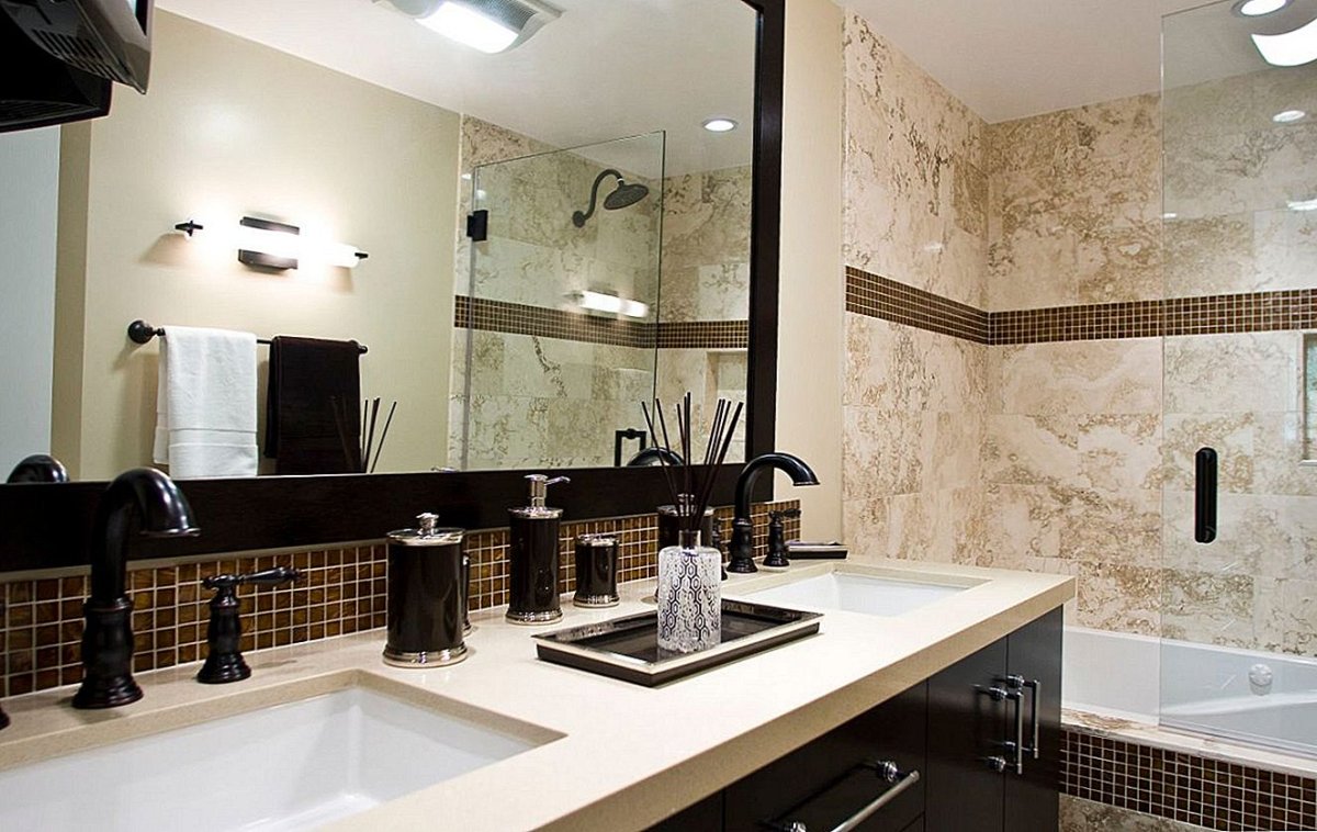 Коричневый мрамор в ванной