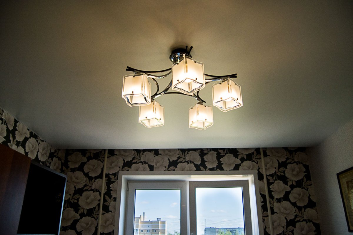 Люстры для натяжных потолков в небольшую гостиную