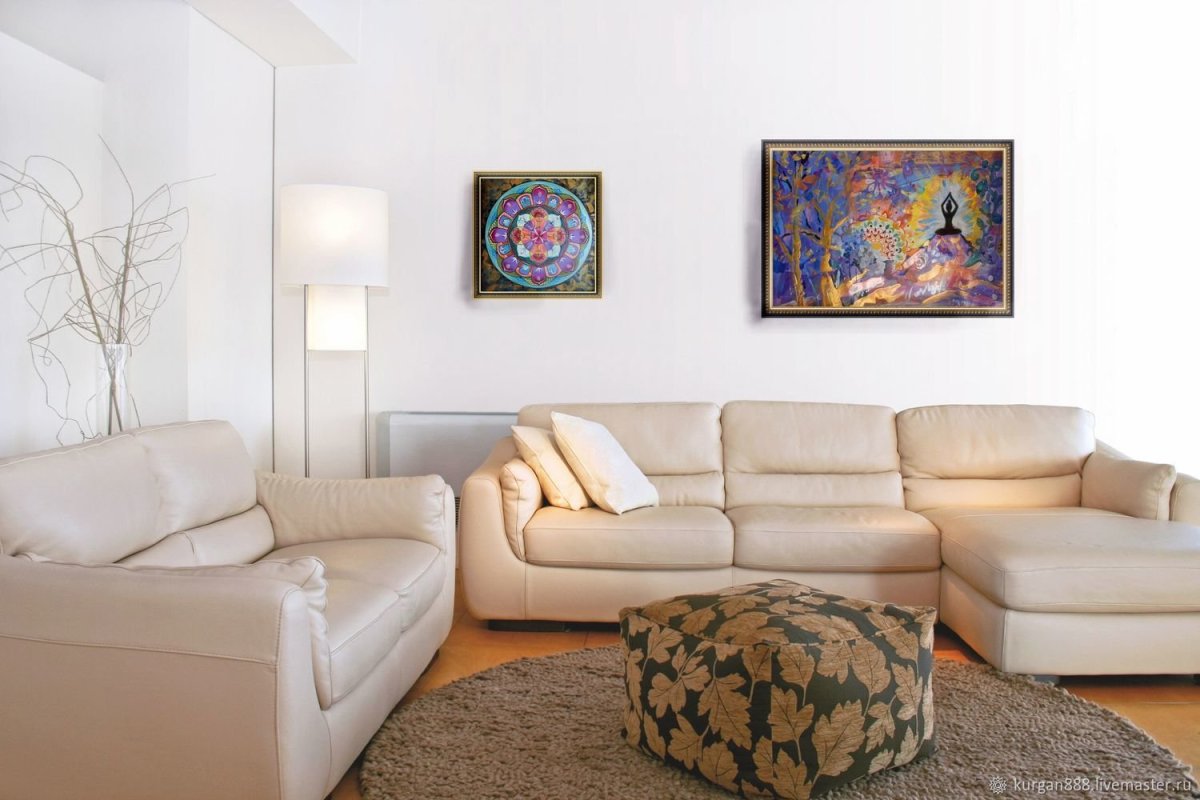 Диван и кресло в интерьере гостиной