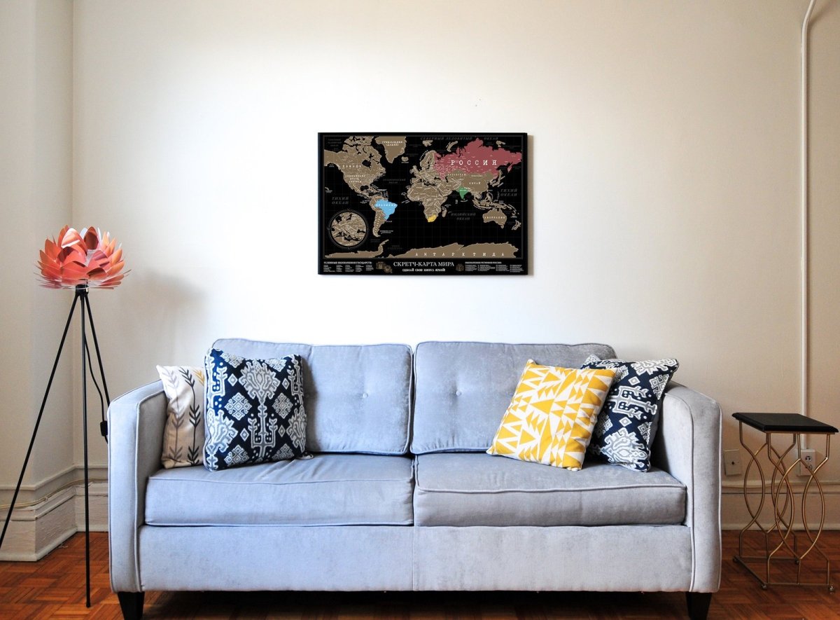 Постеры над диваном