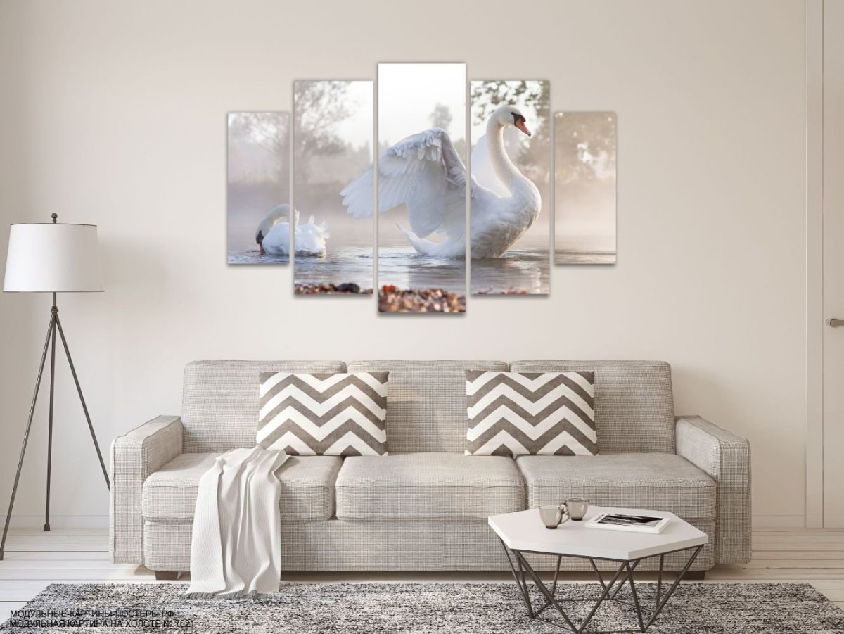 Постеры над диваном