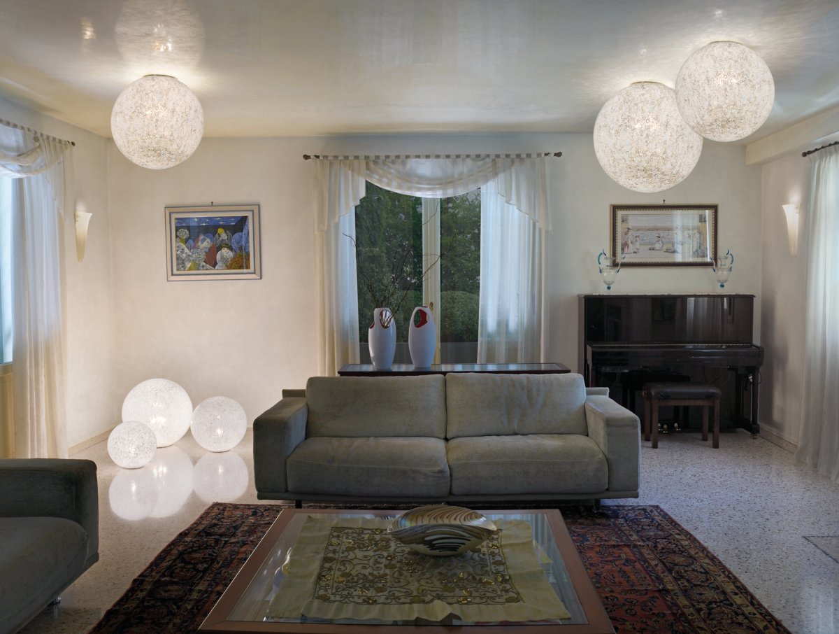 Люстры шары в интерьере гостиной