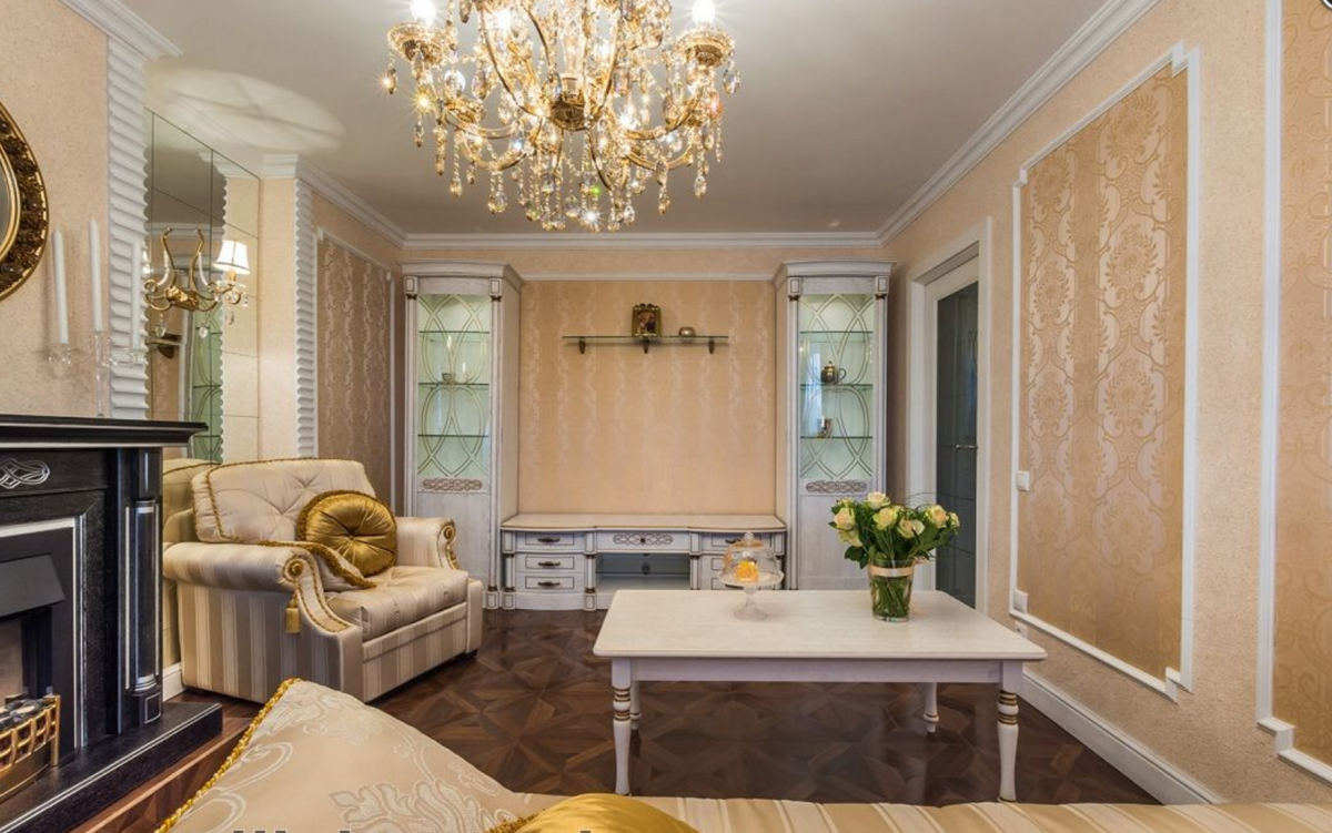 Молдинги в интерьере гостиной классика