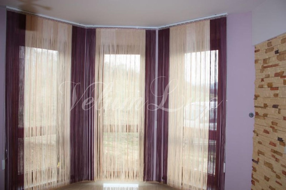 Зонирование нитяными шторами