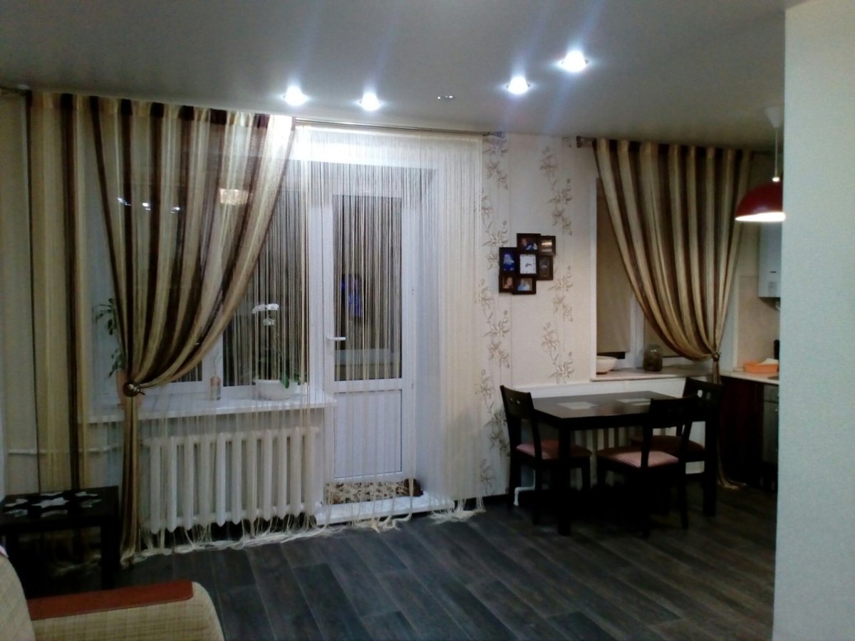 Тюль в комнату с балконом