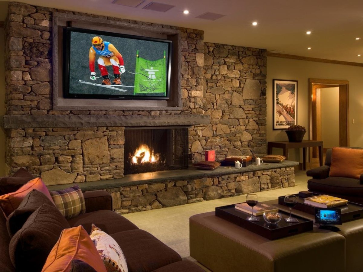 Гостиная отделанная камнем