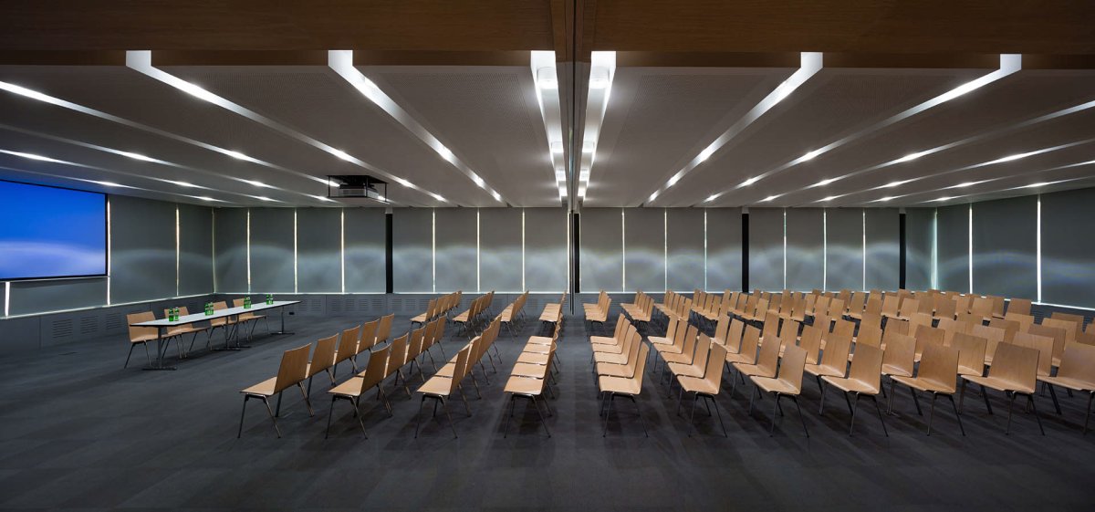 Натяжной потолок в офисе