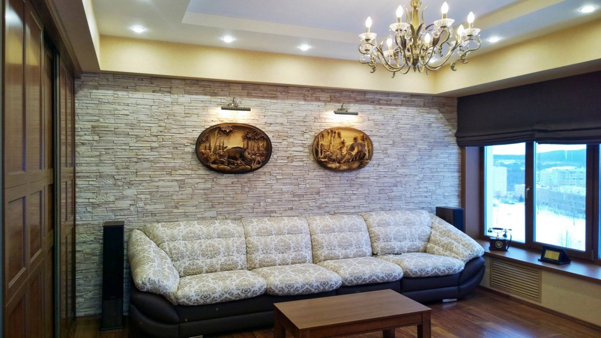 Декоративный камень над диваном