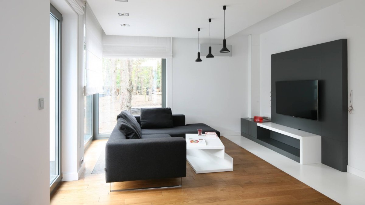 Гостиная с телевизором на стене