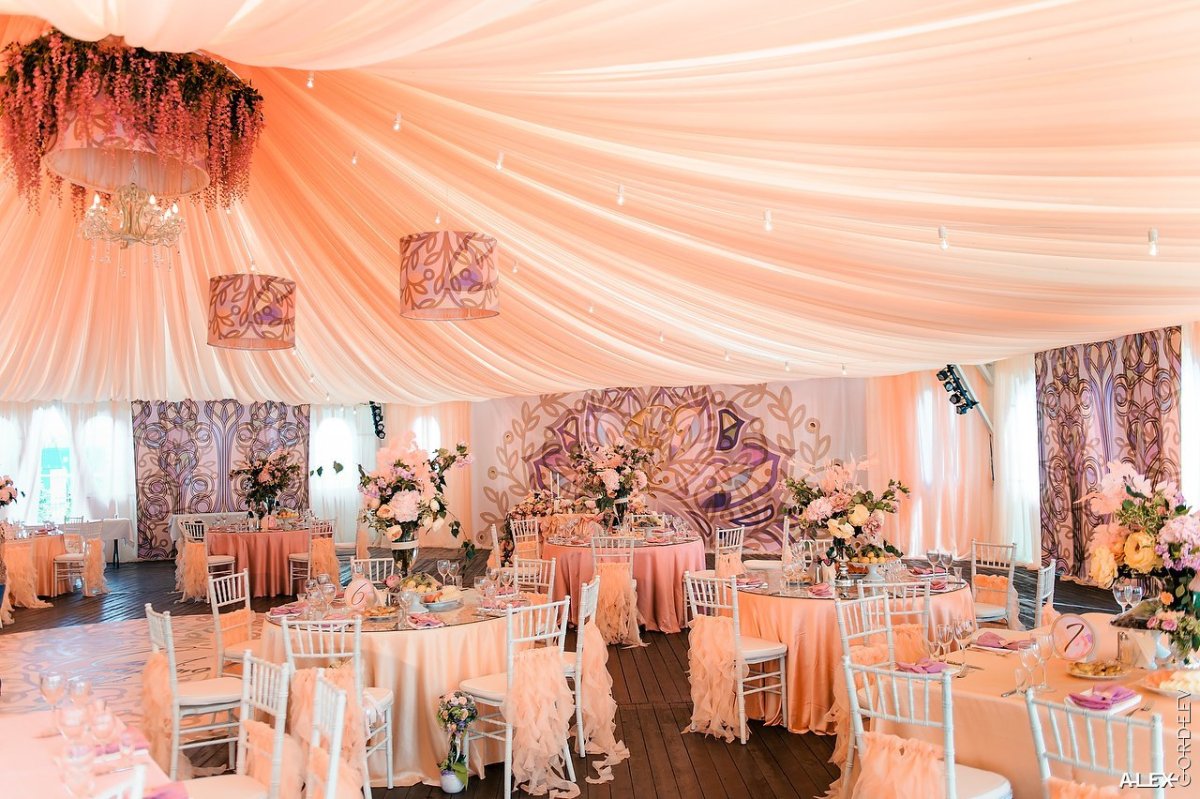 Свадебный шатер персикового цвета