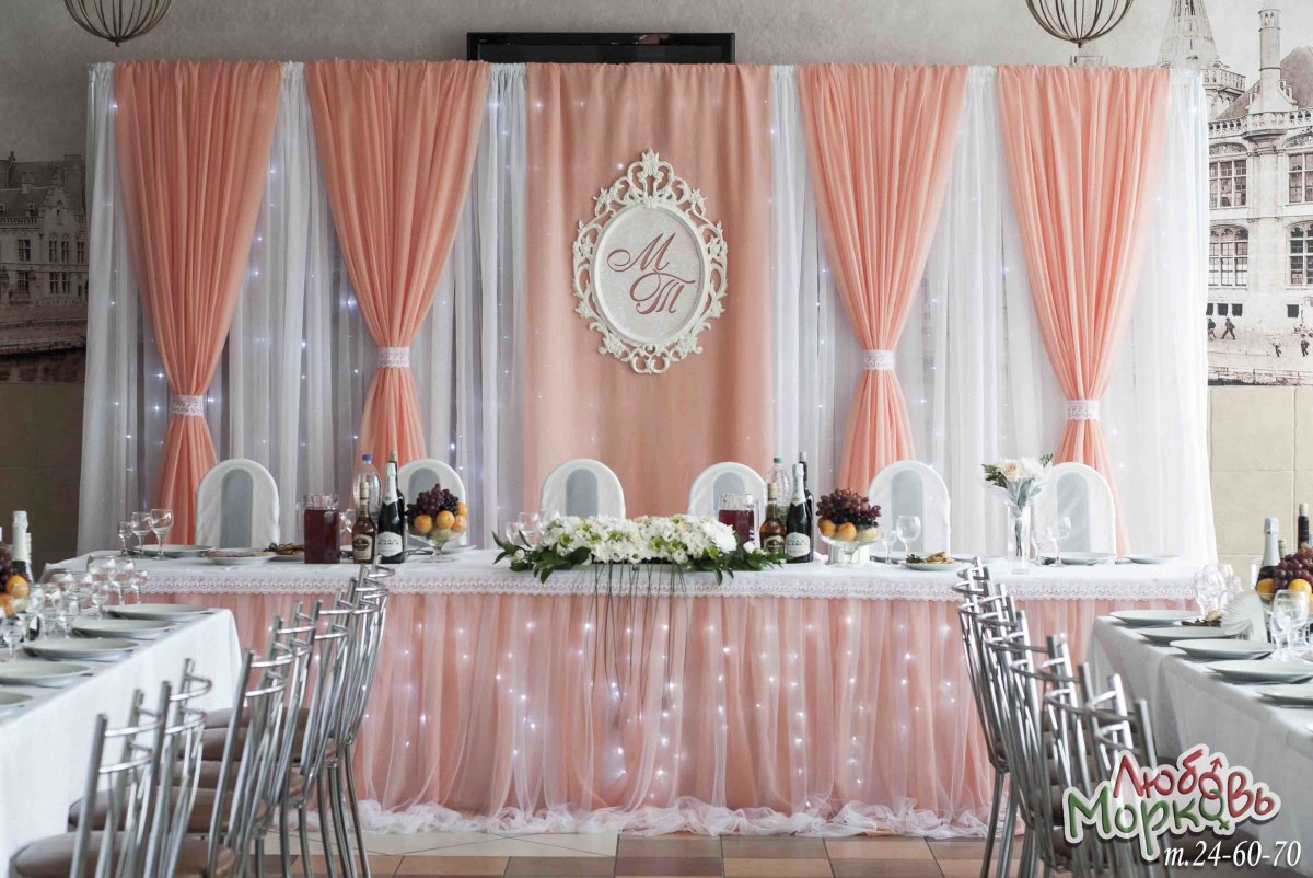 Декор банкетного зала на свадьбу в персиковом цвете