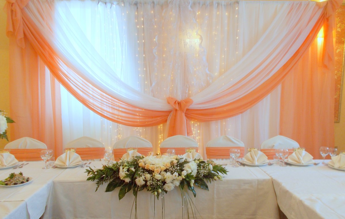 Декор банкетного зала на свадьбу в персиковом цвете