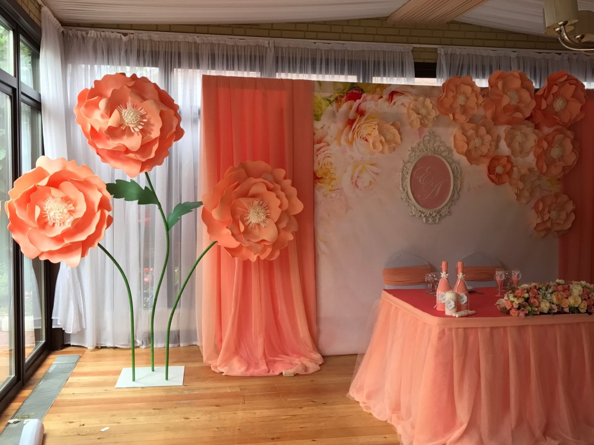 Украшение свадебного зала в персиковых тонах с цветами из изолона