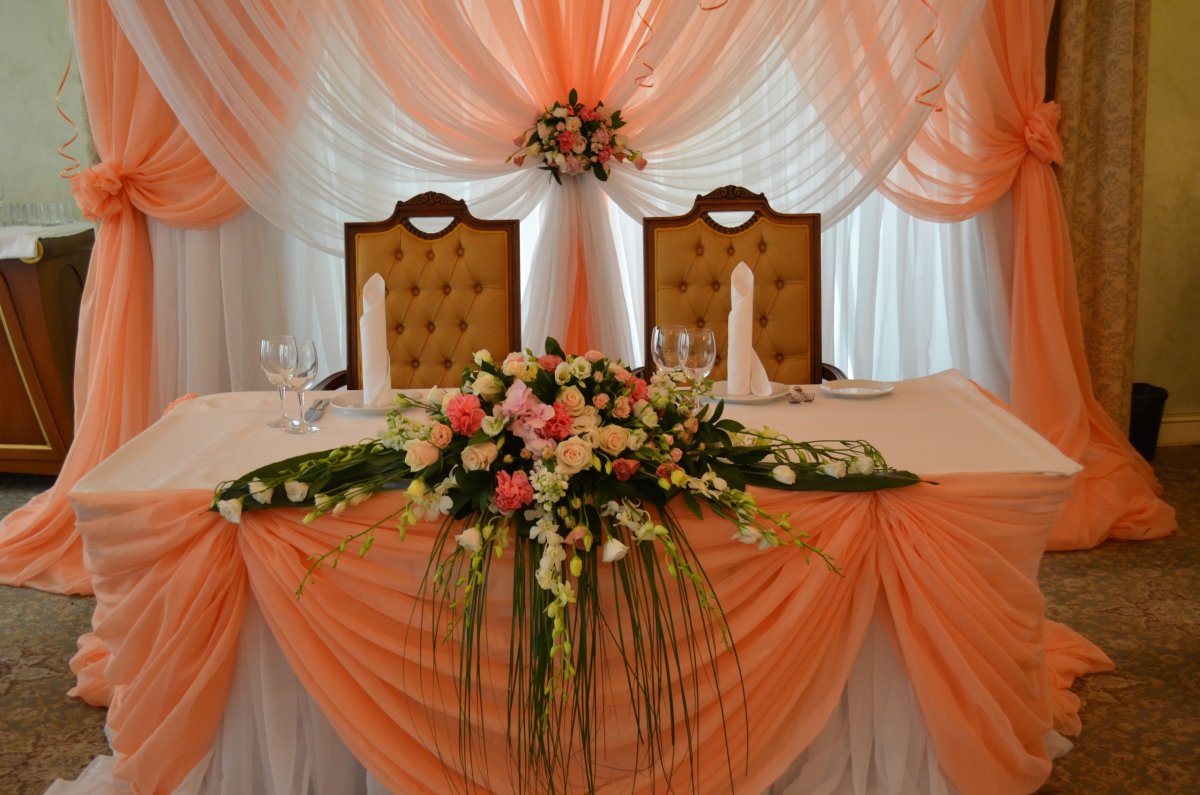 Декор кафе для свадьбы в персиковом цвете