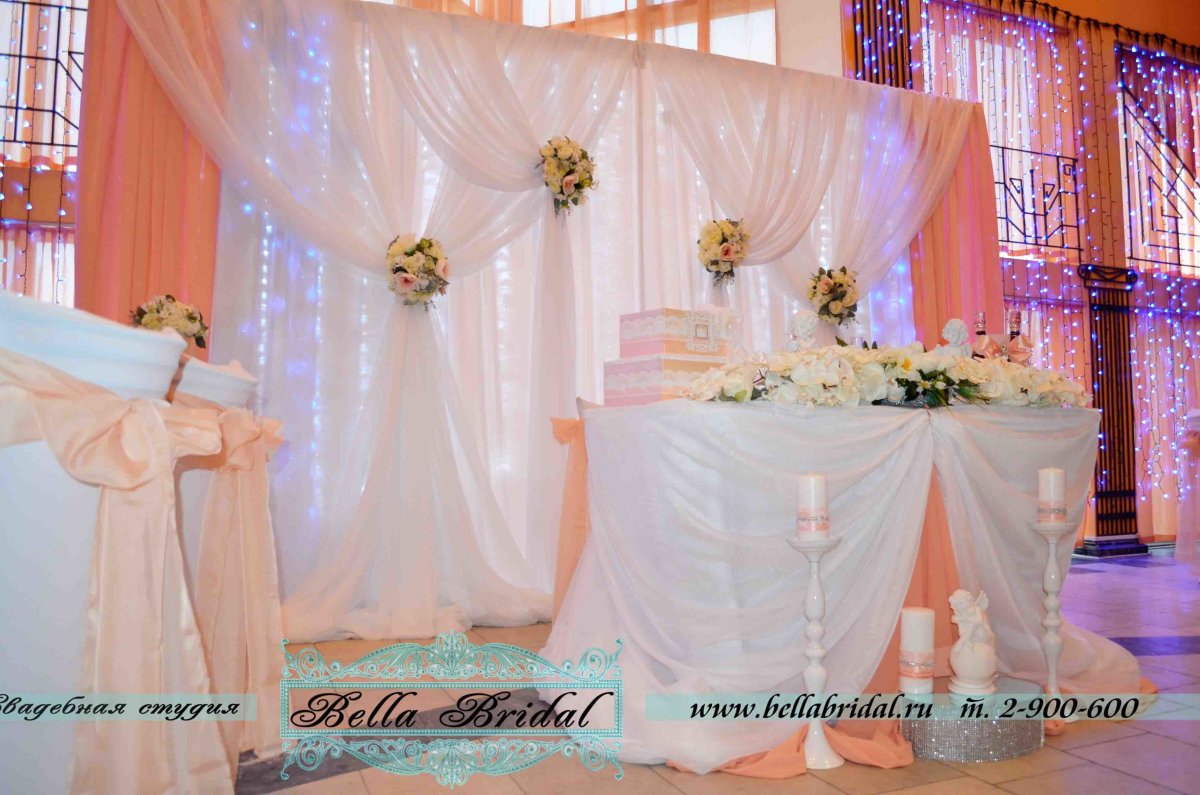 Украшение зала на свадьбу в персиковом цвете большими цветами фото