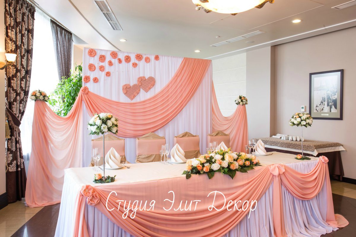 Оформление банкетного зала на свадьбу в персиковом цвете