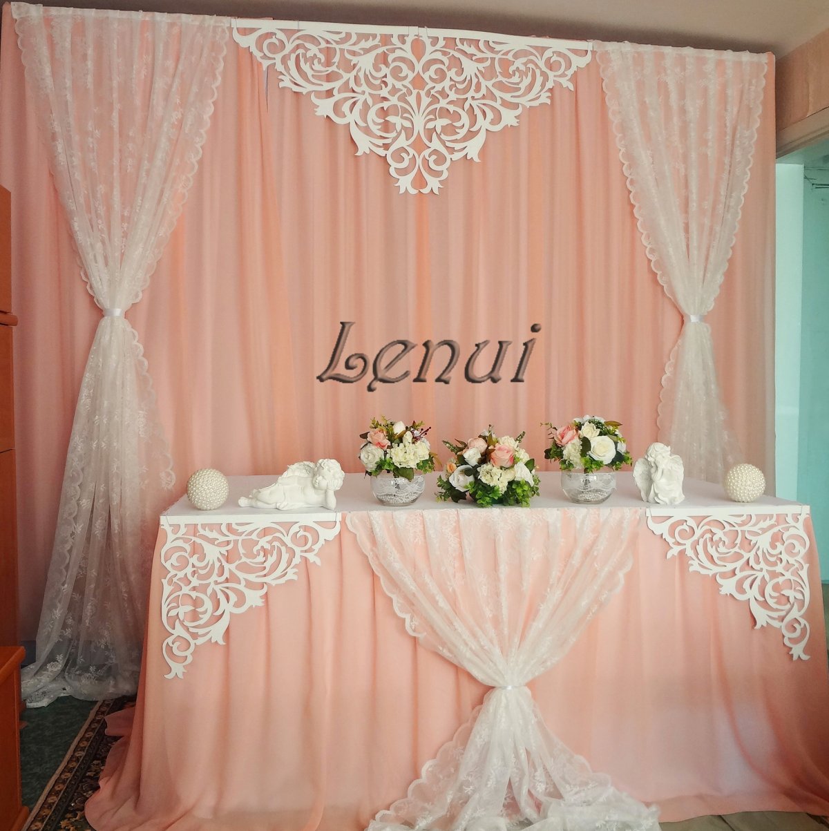 Стол молодых в персиковом цвете