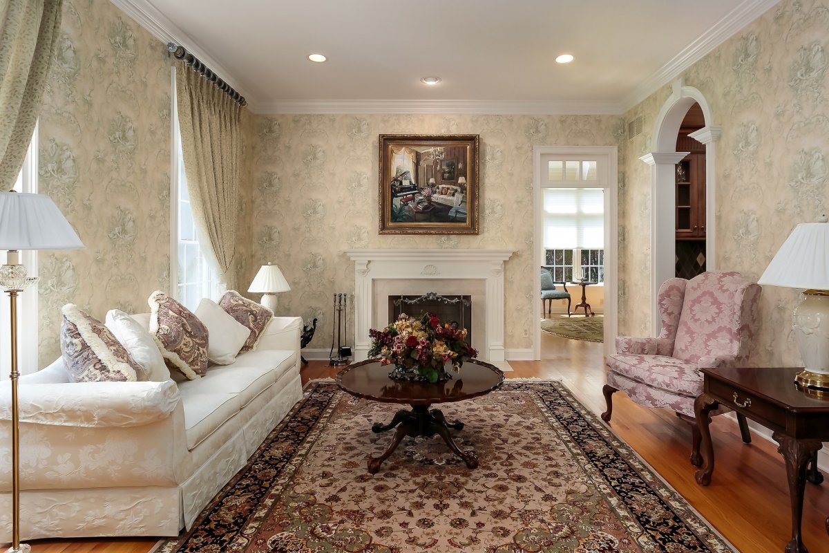 Классические обои для гостиной