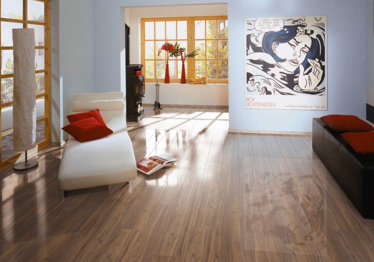 Деревянный лакированный пол