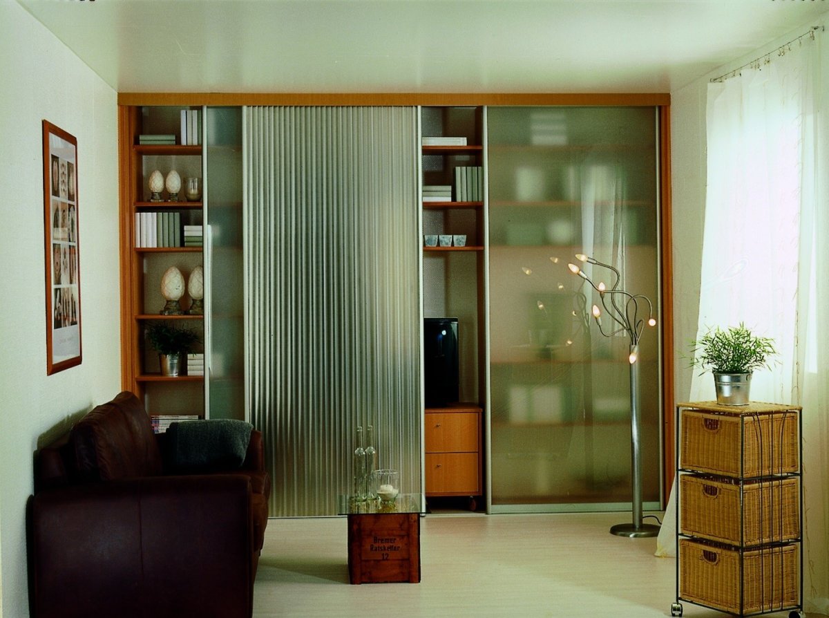 Стеклянная дверь купе в гостиной