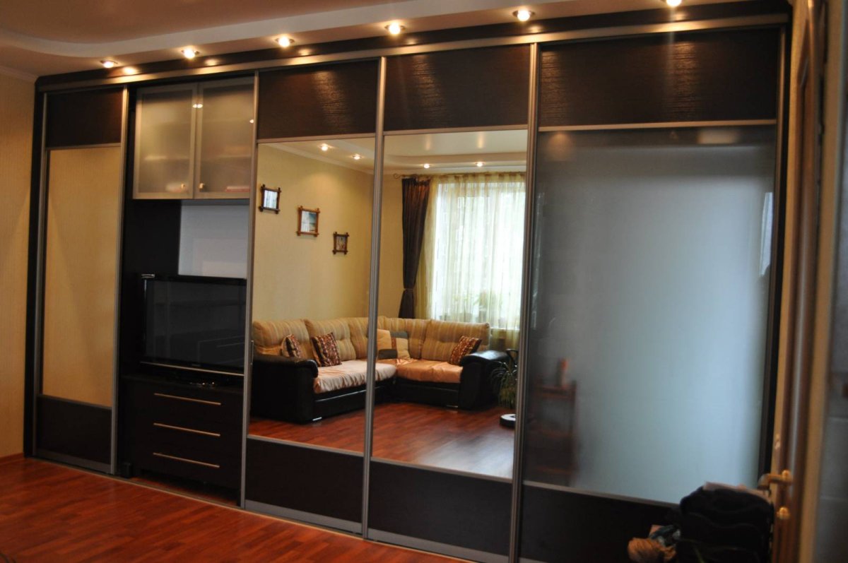 Встроенные шкафы купе в зал