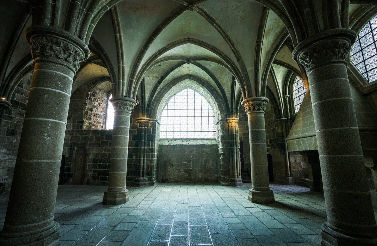 Тронный зал в замке средневековья