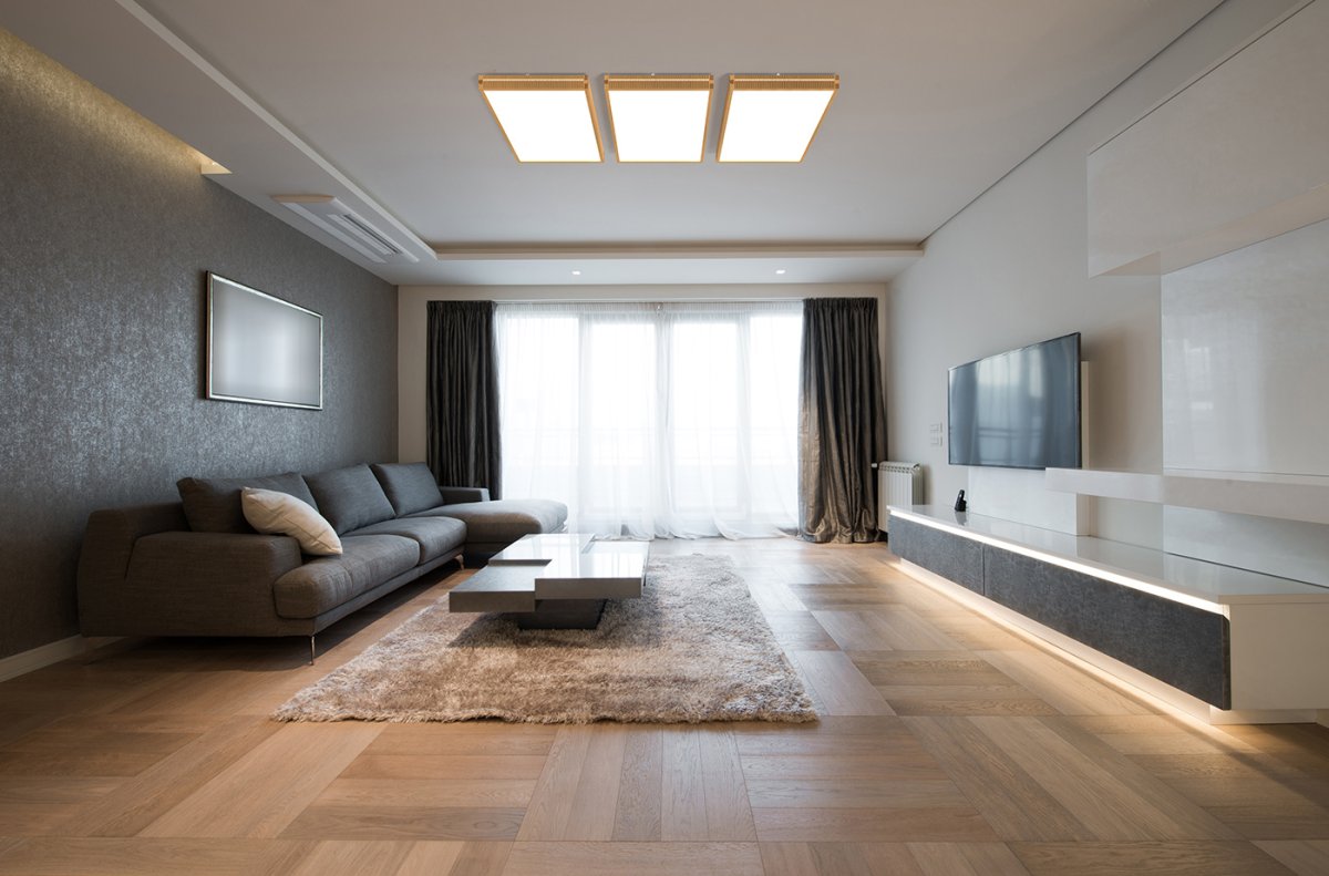 Гостиная с бежевым ламинатом