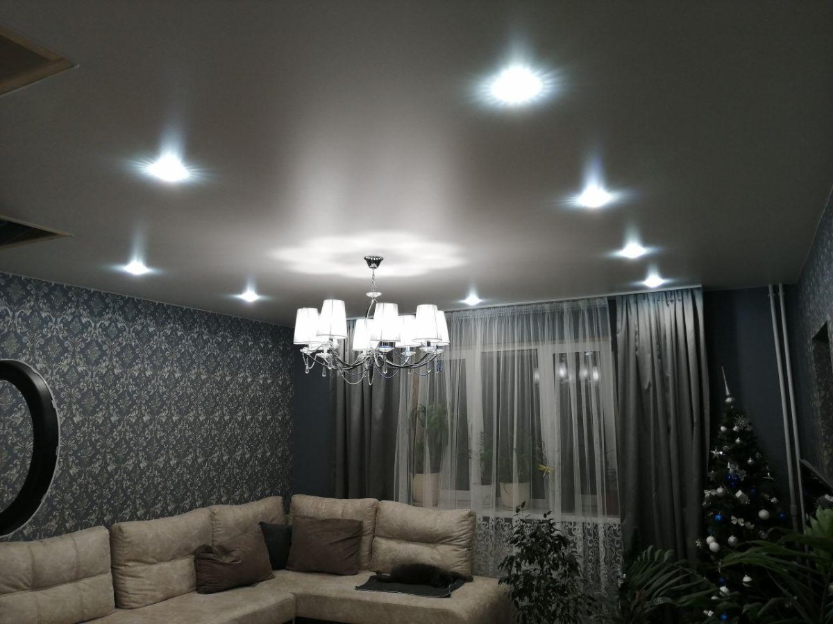 Зал с красным потолком