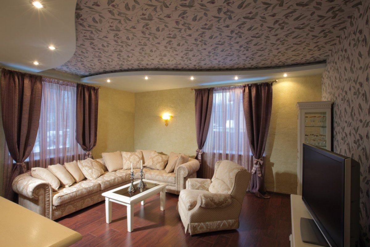 Натяжной потолок в гостиной