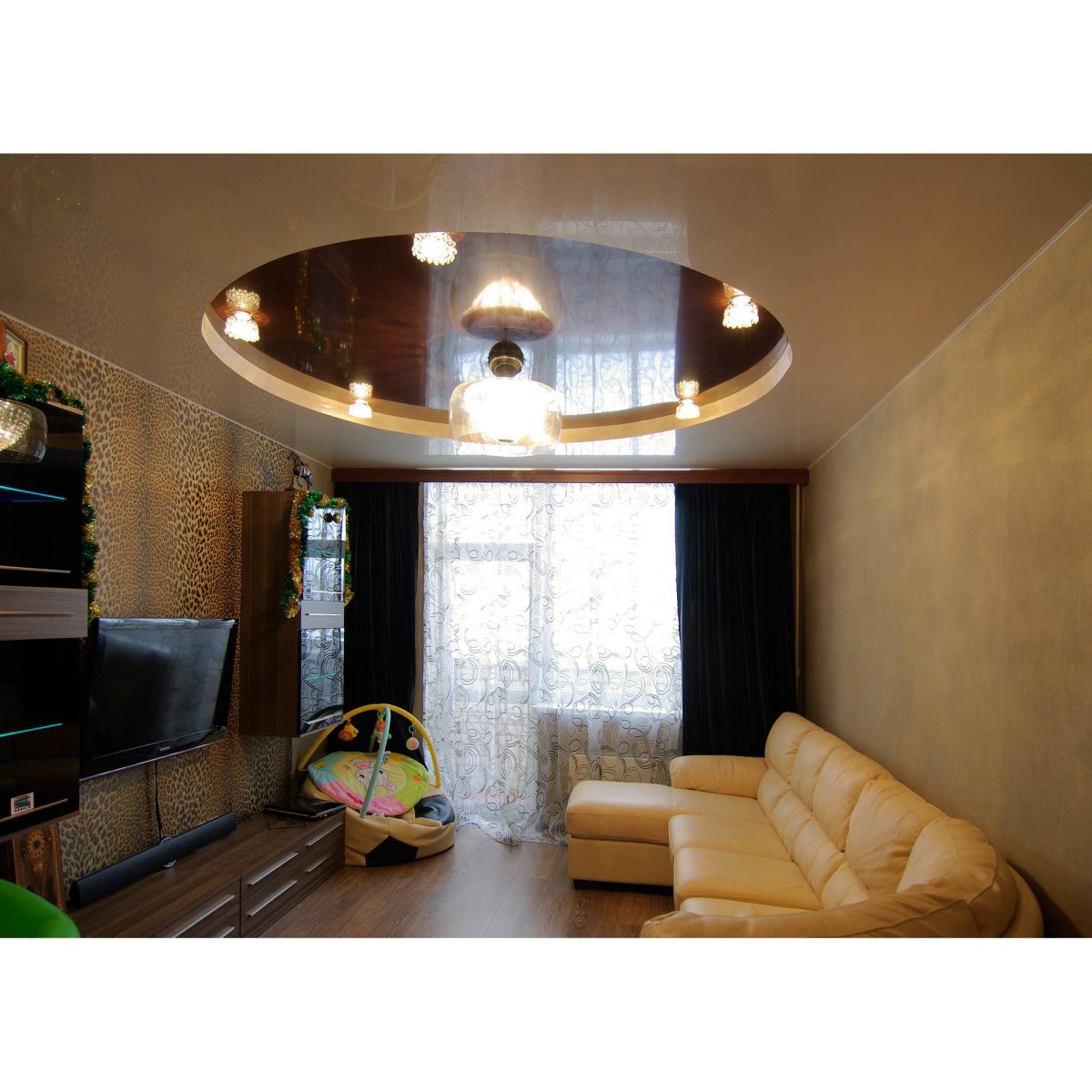 Натяжные потолки гостиная