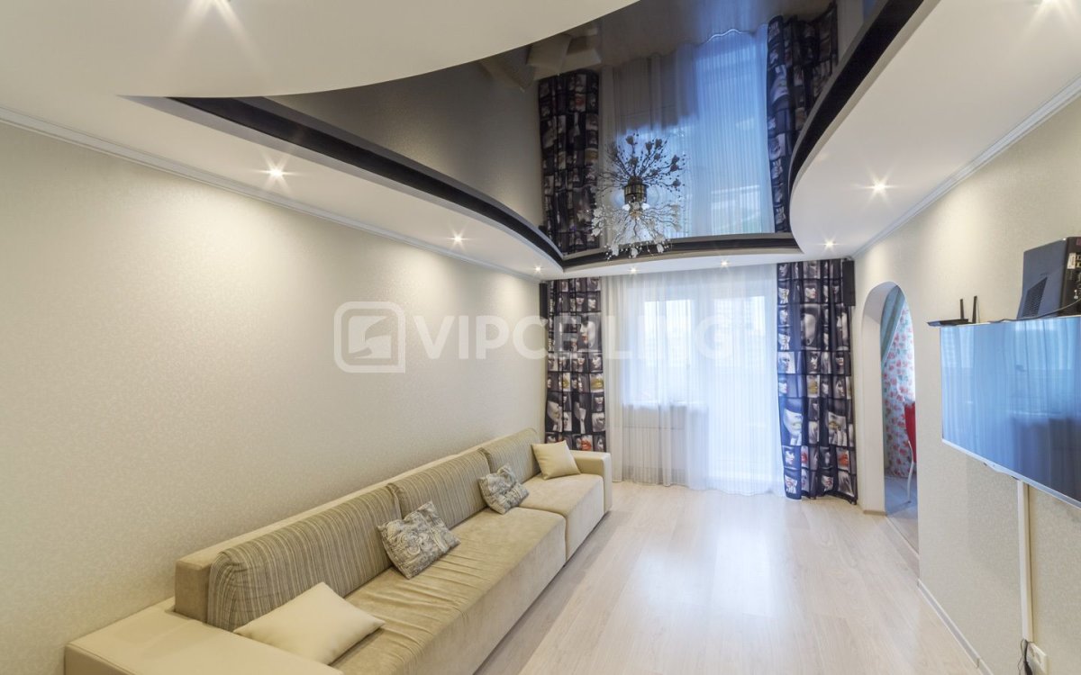 Потолок бежевый с коричневым