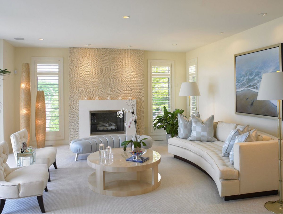 Бежевые стены и белая мебель