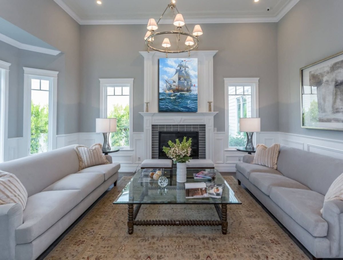 Светло серые стены в гостиной