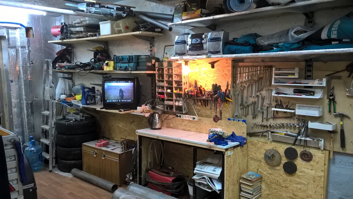 Обустройство гаража стеллажами