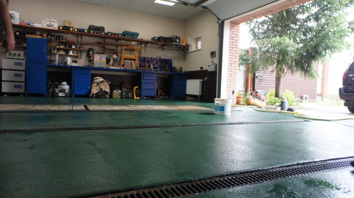 Резиновый пол для автосервиса